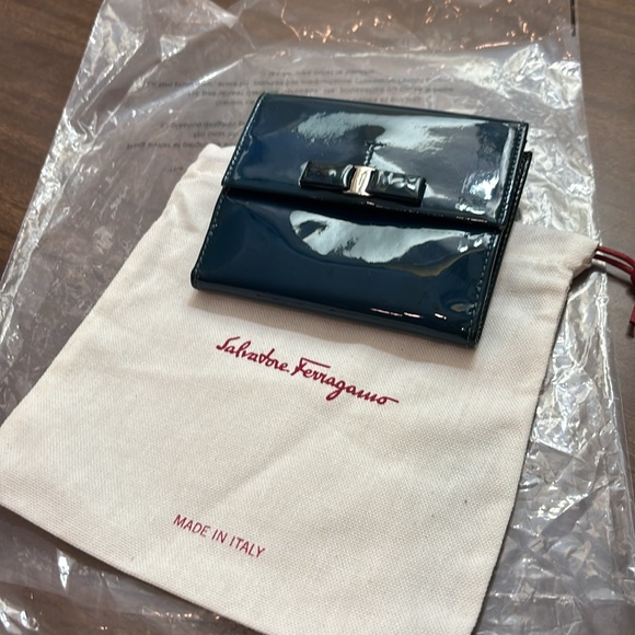 Salvatore Ferragamo RARE blue patent calf leather wallet-some marks stickiness - Picture 12 of 17